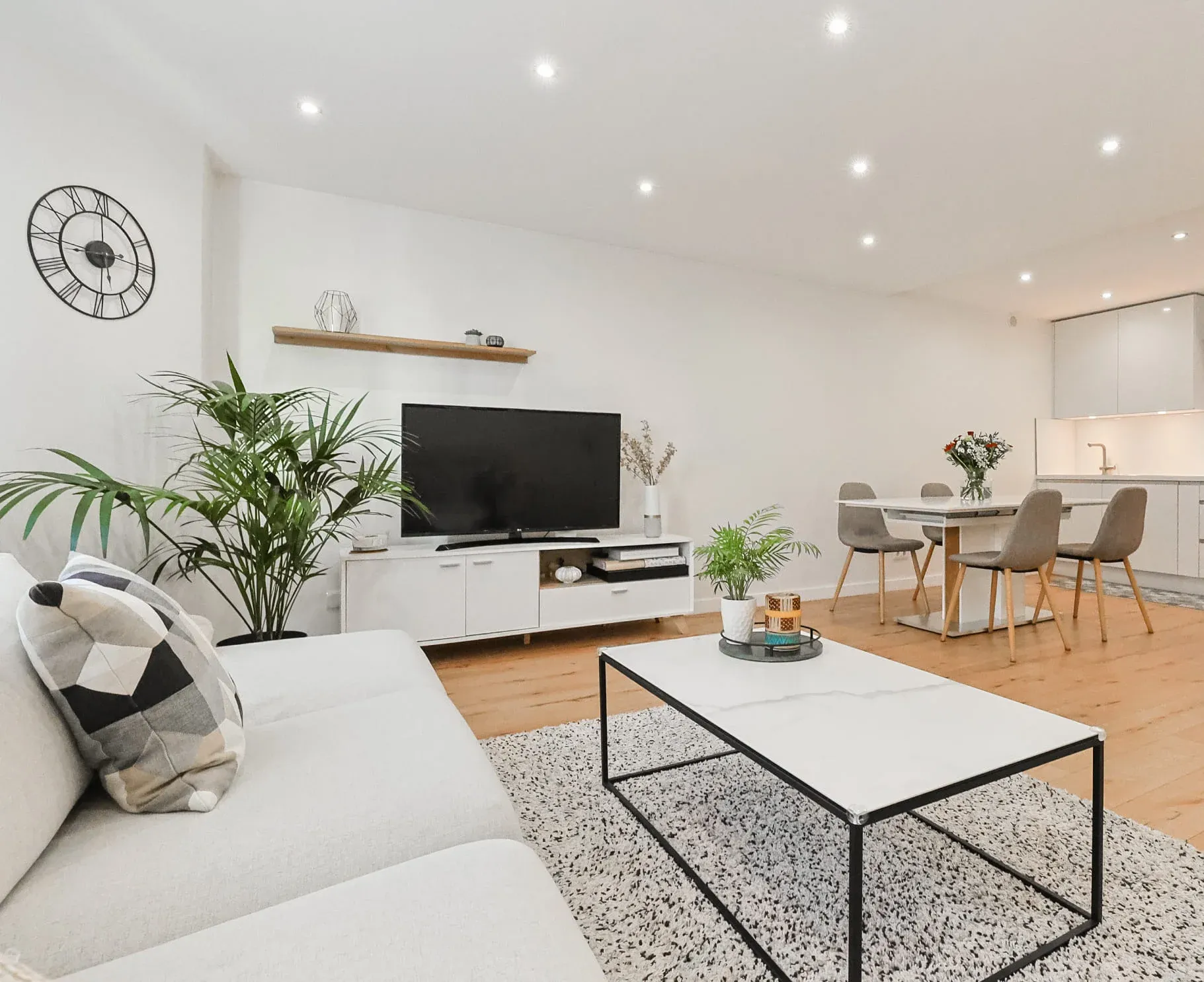 Conseillère HORUS Immobilier répondant aux questions des clients